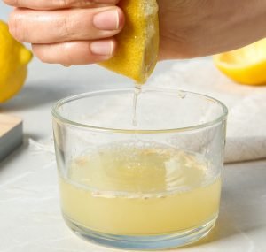 Mit Zitronensaft kannst Du einfach hart gewordenen Plaque beseitigen.