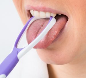 Um die Zunge effektiv zu reinigen, solltest Du möglichst weit hinten ansetzen.
