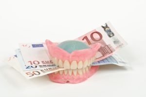Es gibt einige Einflussfaktoren, die den monatlichen Preis für eine Zahnzusatzversicherung bestimmen.