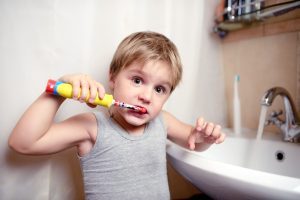 Elektrische Kinderzahnbürsten bieten zwei entscheidende Vorteile gegenüber Handzahnbürsten.