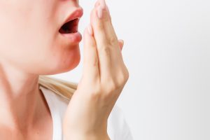 Mundgeruch kann viele Ursachen haben. Meist liegt der Grund aber im Mundbereich.