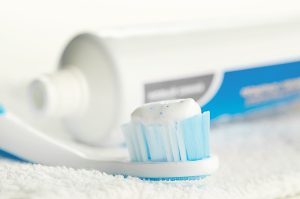 Zahnpasta mit Fluorid unterliegt gesetzlichen Grenzwerten und ist damit nicht schädlich.
