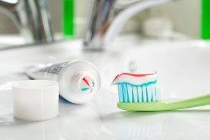 Für eine gute Reinigungsleistung müssen in Zahnpasta bestimmte Inhaltsstoffe enthalten sein.