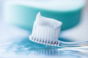 Beim Zähneputzen reicht meist eine erbsengroße Menge Zahnpasta.