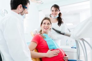 Bei Zahnschmerzen in der Schwangerschaft sind viele Behandlungen noch möglich.
