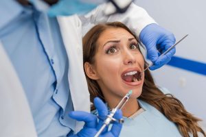 Das Schamgefühl wegen schlechter Zähne kann eine Dentalphobie auslösen.