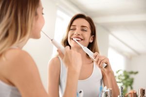 Eine elektrische Zahnbürste beseitigt Plaque und Bakterien effektiv.