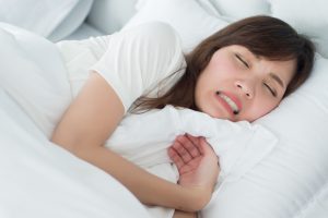 Bei vielen Menschen tritt der Bruxismus nachts während des Schlafs auf. 