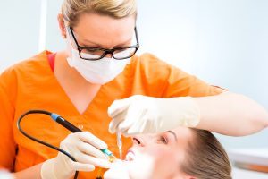 Die gesetzliche Krankenkasse zahlt die PZR nicht. Für alle Kassenpatienten entstehen Kosten für die professionelle Zahnreinigung. 