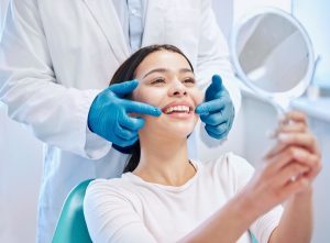 Glückliche Patientin nach Zahnfleischaufbau 