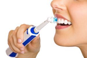 Bei der Zahnpflege bei Parodontitis ist die Putztechnik besonders wichtig, um alle Beläge zu entfernen - Insbesondere dann, wenn bereits Zahnfleischtaschen entstanden sind.  