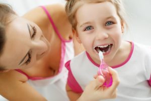 Zähneputzen mit Kinderzahnpasta ohne Fluorid